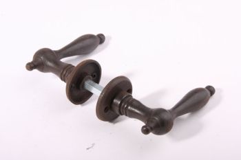 Country door handle cast iron rust color 115mm with round rosettes
