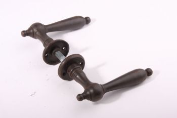 Door handles country with round rosettes cast iron rust wash 140mm