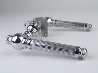 Classic door handle pair in shiny chrome with rosettes