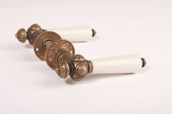 Door handle antique bronze with antique white porcelain including rosettes (pair)