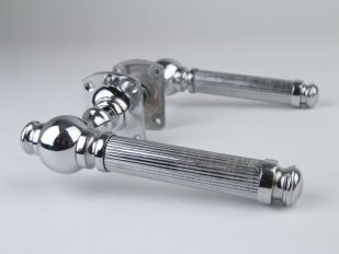 Classic door handle pair in shiny chrome with rosettes