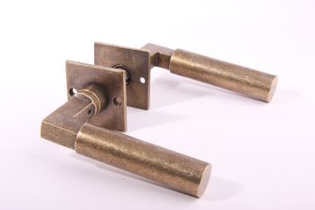 Door handle Bauhaus 120mm bronze antique with rosettes per pair
